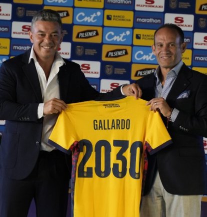 Marcelo Gallardo (i) recibió la camiseta de la selección de Ecuador, como su nuevo director técnico.