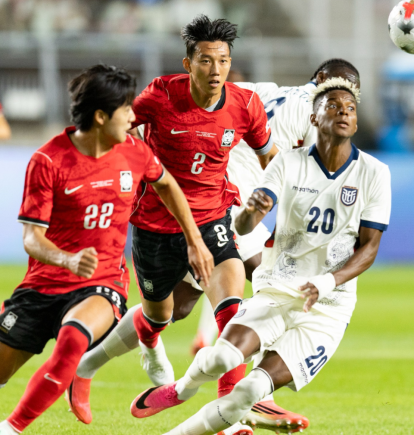Nilson Angulo disputa el balón ante un jugador de Corea del Sur durante el partido amistoso.