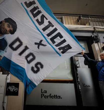 Aficionados de Diego Maradona, exjugador argentino, piden justicia tras su fallecimiento en 2020.