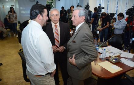 Comparecencia. El ministro de Defensa, Oswaldo Jarrín, junto a los legisladores Fabricio Villamar y René Yandún, en la Comisión de Soberanía.
