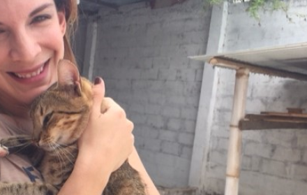 Stephanie Salmon, junto a uno de sus gatitos rescatados.