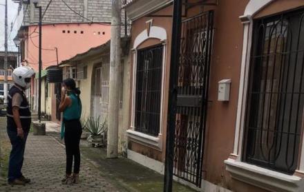 Guayaquil. Mujer fallecida lleva más de 10 horas en su casa en Sauces. Autoridades no retiran el cuerpo. Nota: Gelitza Robles