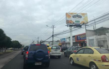 El primer día de semáforo amarillo en la capital registró escenas de tráfico vehicular.