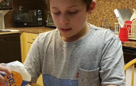 Niños preparando una receta