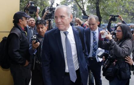 Diligencia. Santiago Cuesta llegó a la Fiscalía acompañado por al menos dos miembros de su seguridad.