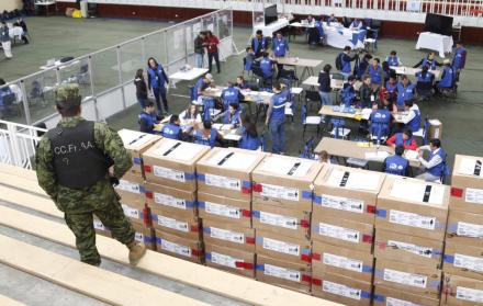 Militares custodiaron cajas con papeletas electorales.