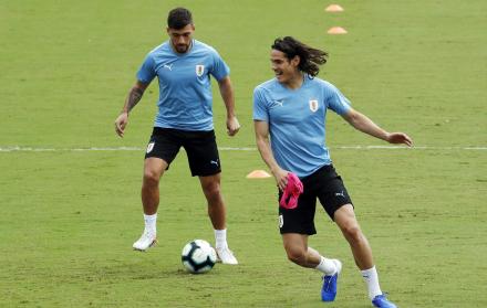 Los jugadores de la selección de fútbol de Uruguay Giorgian De Arrascaeta (i) y Edinson Cavani (d) participaron en un entrenamiento el viernes en el estadio Barradao, en Salvador (Brasil), previo a su encuentro con Perú.