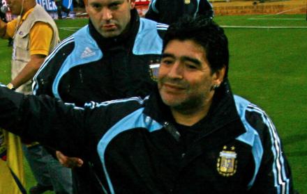 Diego Maradona, que hoy 30 de octubre cumple un año más de vida, acumula varias historias con este país.