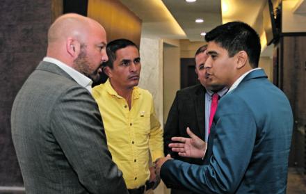 Charla. Minutos antes de que empiece la sesión, el presidente de la LigaPro, Miguel Ángel Loor (i), conversó con el titular del Manta, Jaime Estrada (d).