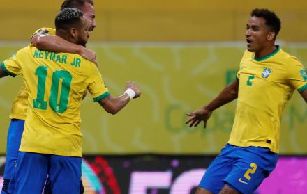 Fotografía de archivo de Everton Ribeiro (2i) de Brasil mientras celebra un gol con Neymar.