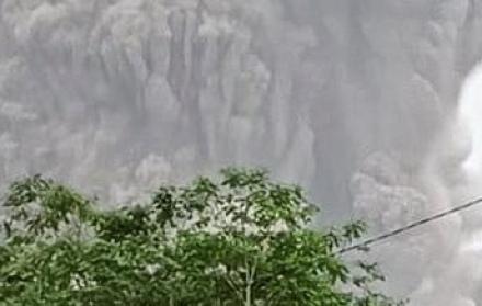 Una fotografía facilitada por la Junta Nacional de Gestión de Desastres de Indonesia (BNPB) muestra al volcán Semeru arrojando cenizas durante una erupción en Lumajang, Java Oriental, Indonesia, el 4 de diciembre de 2021.