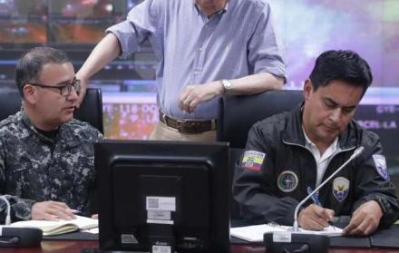 Presencia. Guillermo Lasso dirige los operativos de control desde el puesto de mando unificado en Guayaquil.