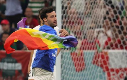 Mario Ferri, aficionado con la bandera LGTB