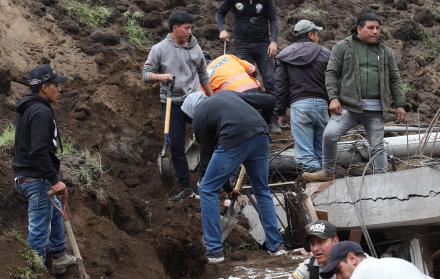 Realidad. Casas enteras y vehículos quedaron sepultados. Las autoridades intentan rescatar a los habitantes.