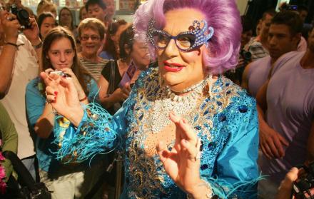 Barry Humphries, personificando a Dame Edna, su alterego.