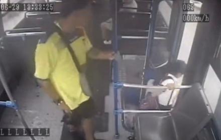 Captura de vídeo. Un sujeto se subió a un bus de la línea 79 y asaltó a los pasajeros.