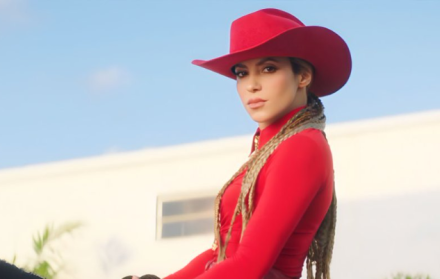 Shakira en el video de El Jefe.