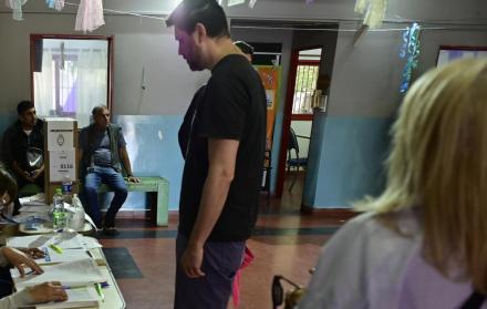 Personas asisten hoy, en un centro de votaciones en Buenos Aires (Argentina). Sergio Massa y Javier Milei son los dos candidatos del balotaje argentino y al final de la jornada uno de ellos será elegido como el futuro presidente del país.