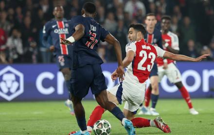 Willian Pacho jugador del PSG enfrentando al Arsenal.