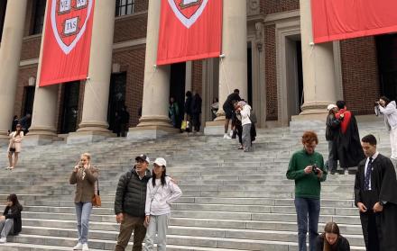 Personas caminan frente a la biblioteca de la Universidad de Harvard este lunes, en Boston (EE.UU.).