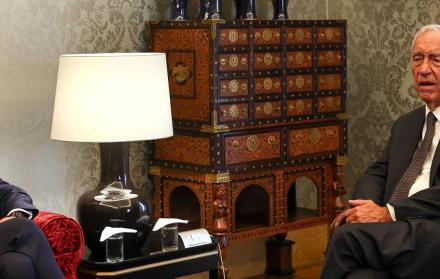 El primer ministro ortugués y líder del Partido Socialdemócrata (PSD), Luis Montenegro (i), asiste a una reunión con el presidente portugués, Marcelo Rebelo de Sousa,