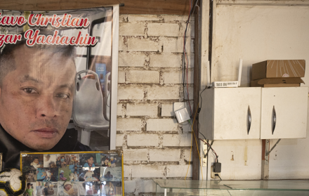 Una pancarta Gustavo Salazar, conductor de autobús que fue asesinado por extorsionadores. Lima, Peru.