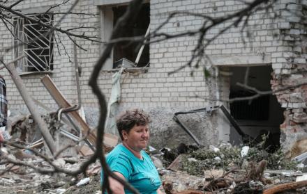 Residentes observan los daños en Sviatohirsk, Ucrania