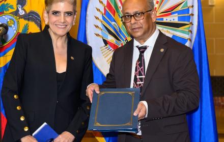 Mónica Palencia presentó oficialmente sus cartas credenciales ante el secretario de la OEA, este 18 de junio de 2025.