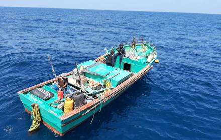 Armada aprehende dos lanchas ecuatorianas y una embarcación peruana