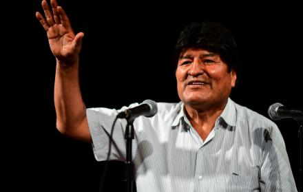 En la foto aparece Evo Morales en una rueda de prensa desde Argentina