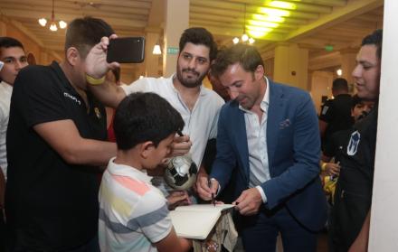 Alessandro Del Piero, firmando autógrafos en la cena que realiza Barcelona anualmente al jugador invitado para la Noche Amarilla.