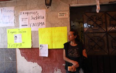 Habitantes de la comunidad de Tulyehualco tienden un cordón de apoyo a los familiares de la niña Fátima, hallada sin vida cerca del lugar, este lunes en México.