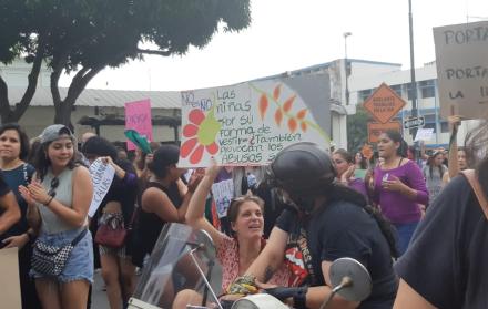 En la plaza San Francisco, centro de Guayaquil, organizaciones sociales marcharon por el Día de la Mujer.