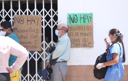 Guayaquil. Personas abarrotan farmacias y distribuidoras. este martes 24 de marzo. Tema: Juan Daniel Ponce / Fotos: Valentina Encalada.