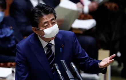 El primer ministro nipón, Shinzo Abe, ridiculizado por el tamaño de la mascarilla del gobierno.