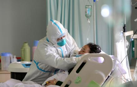 europapress-2671492-medico-militar-atiende-paciente-enfermo-coronavirus-unidad-cuidados