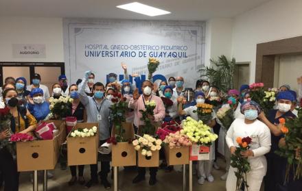 Entrega de flores a personal sanitario