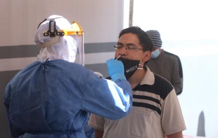 El municipio de Quito tomó pruebas PCR a conductores