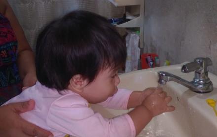 bebé se lava las manos