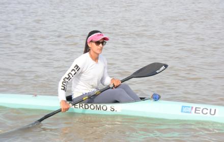 Stefanie Perdomo canotaje Ecuador becas Plan de Alto Rendimiento
