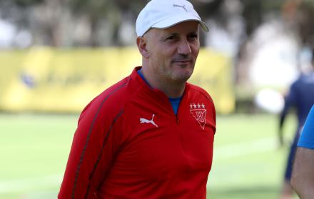 Pablo-Repetto-entrenador-LigadeQuito-Antonio-Valencia-salida