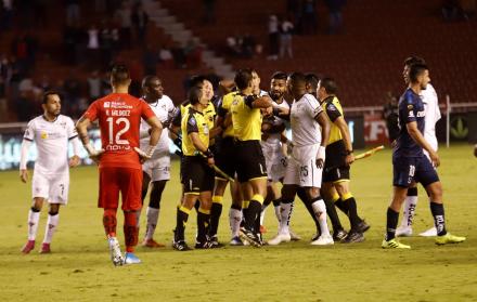 El delantero uruguayo, de Liga de Quito, fue suspendido tres meses por empujar e insultar al árbitro y tratar de agredir a un rival.