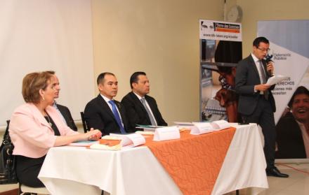 El titular de la Defensoría Pública junto a otras autoridades, durante el lanzamiento de la obra.