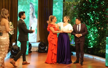 Las presentadoras junto a La Caramelo, Efraín y Henry