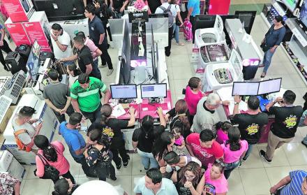 Impacto. Un incremento en los impuestos afectará las ventas de productos en los almacenes. 