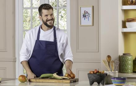 Hace 22 años cocina profesionalmente. Es hombre de retos, que visualiza sus metas y sabe reír.