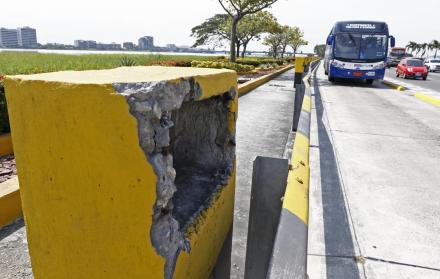 Delito. Las torres de cemento donde estaban instalados los reflectores lucen destruidas y con agujeros. 