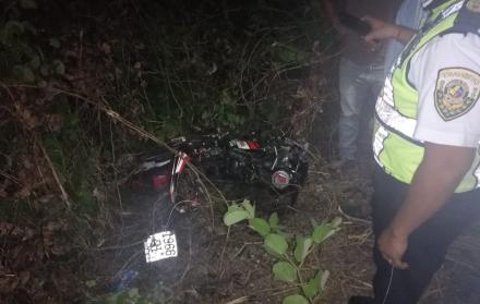 La moto quedó destrozada entre los matorrales de la cuneta donde fue a parar.