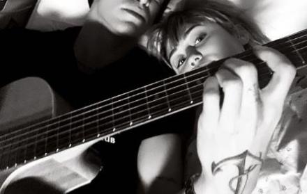 Miley Cyrus se divorció hace aproximadamente dos meses de Liam Hemsworth. Actualmente, la cantante mantiene una relación con el también músico Cody Simpsons.