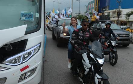 Guayaquil. La vicealcaldesa Doménica Tabacchi salió el primer día en una moto a apoyar a sus candidatos.